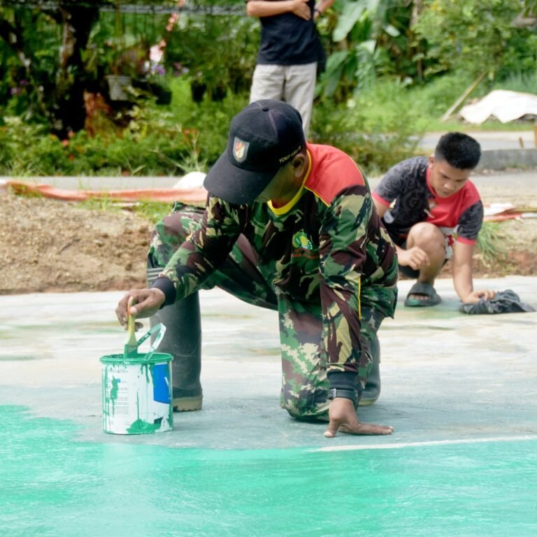 Semangat Gotong Royong Warnai Pengecatan Lapangan Voli TMMD 128 Kodim 1003/HSS