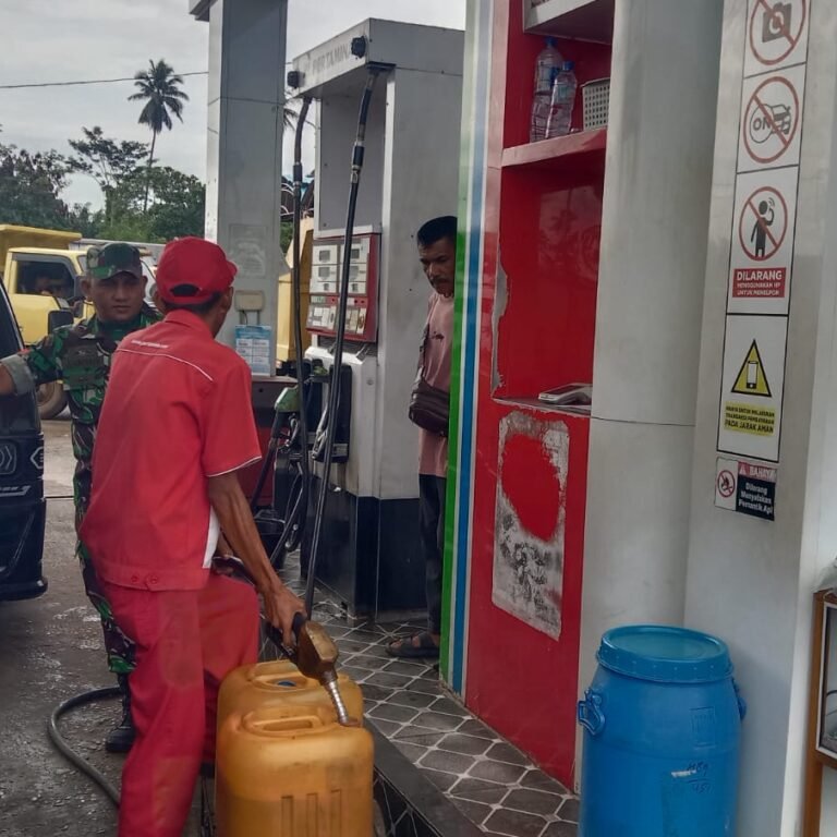 Babinsa Krueng Sabee Laksanakan Pengamanan Antrean BBM di SPBU Calang, Pastikan Distribusi Tetap Tertib