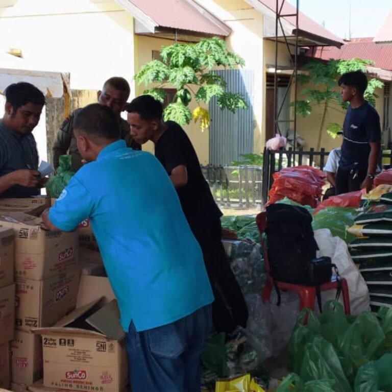 Babinsa Koramil Jaya Amankan Kegiatan Pasar Murah Jelang Idul Adha, Warga Antusias Serbu Kebutuhan Pokok Terjangkau
