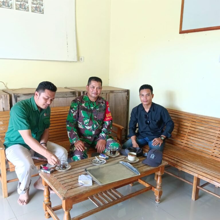 Pererat Silaturahmi, Babinsa Sungai Mata-Mata Laksanakan Komsos dan Berikan Imbauan Cuaca Ekstrem