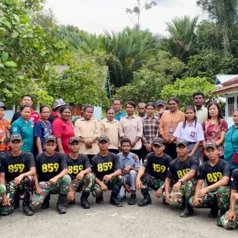 Prajurit Yonif TP 859/RBK dan Guru SMKN 1 Supiori Bersinergi Jaga Kebersihan Sekolah