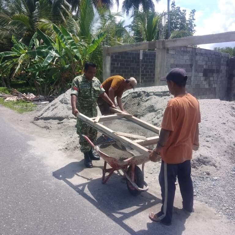 Budaya Gotong Royong Tetap Terjaga, Babinsa dan Warga Aceh Barat Bangun Pagar Bersama