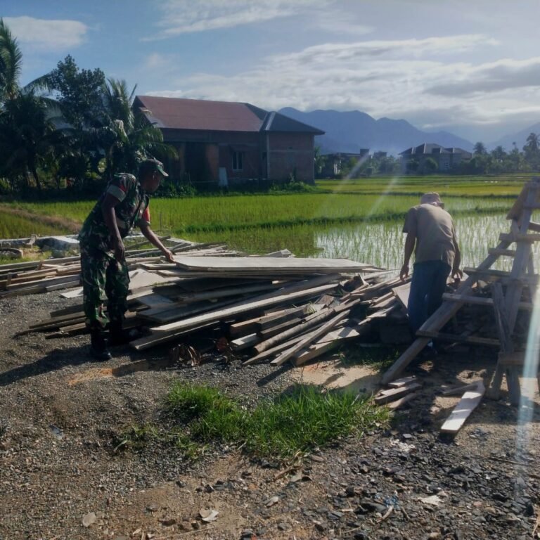 Babinsa Jaya Laksanakan Karya Bakti Bantu Warga Bersihkan Kayu Bekas Bangunan di Desa Lamtui