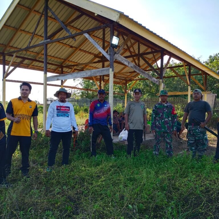 Babinsa 0909-04/Muara Ancalong Ikuti Kegiatan Jum’at Bersih di Pemakaman Umum Desa Tanah Abang Kecamatan Long Mesangat