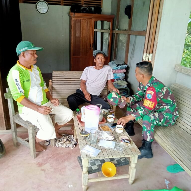 Dekatkan Diri dengan Warga, Babinsa Koramil 1203-10/Sandai Sosialisasikan Penerimaan Prajurit TNI AD