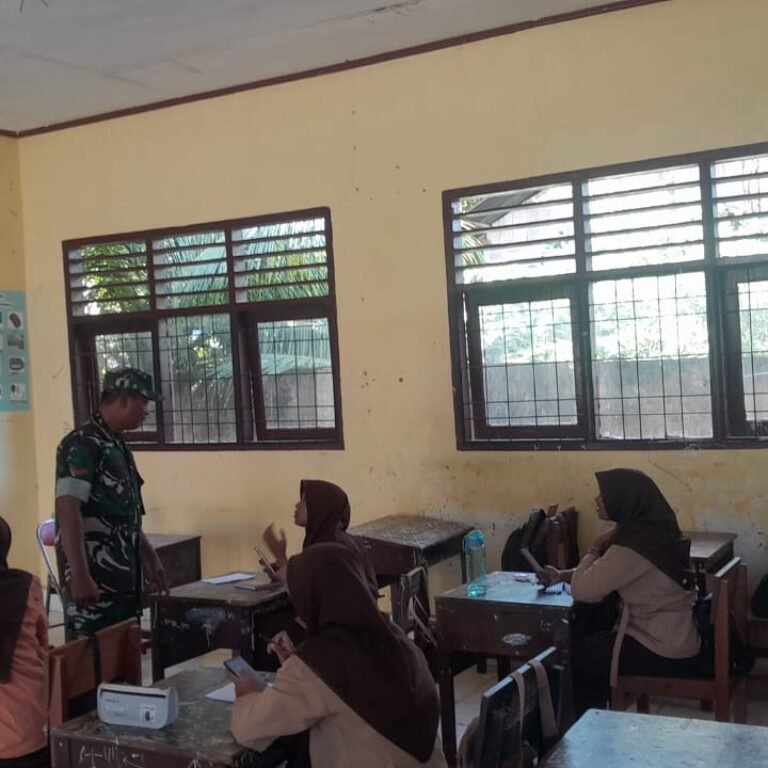 Babinsa Setia Bakti Tanamkan Nilai Pancasila kepada Pelajar SMPN 1 Setia Bakti