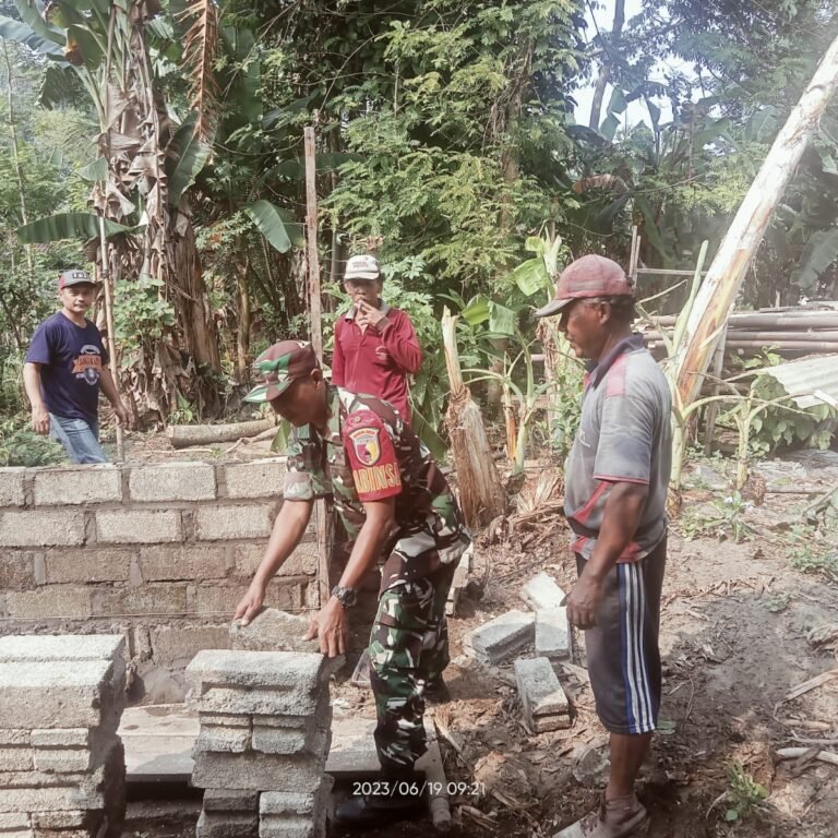 Babinsa Wonodadi Dorong Hidup Sehat Warga Melalui Pembangunan Fasilitas Sanitasi Desa