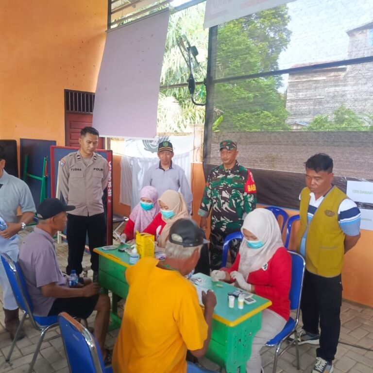 Bakti Sosial Kesehatan Gratis di Kutai Timur, Babinsa Perkuat Sinergi Pelayanan Masyarakat