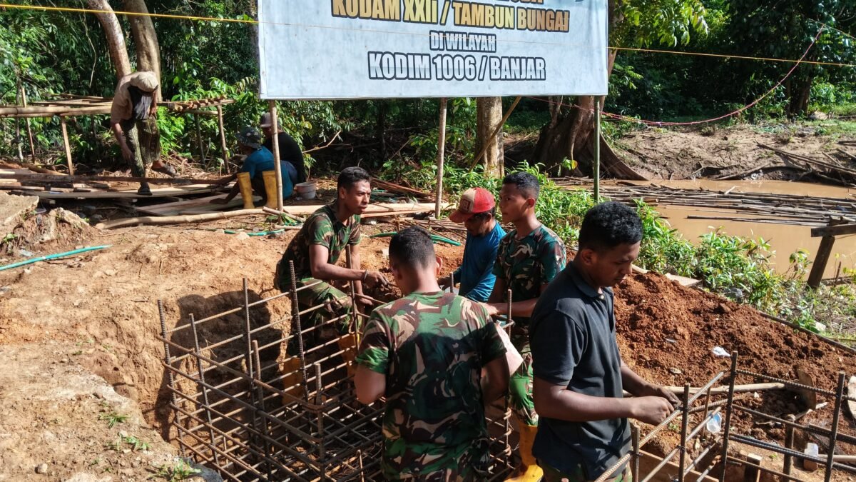 Kodim 1006/Banjar Gotong Royong Bangun Jembatan Garuda di Desa Lok Tunggul