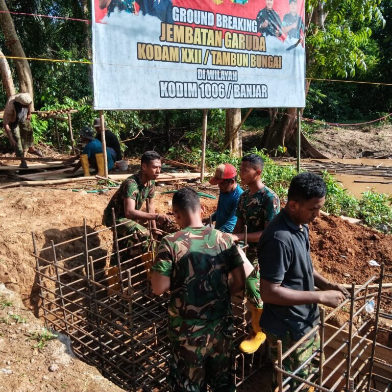 Kodim 1006/Banjar Gotong Royong Bangun Jembatan Garuda di Desa Lok Tunggul