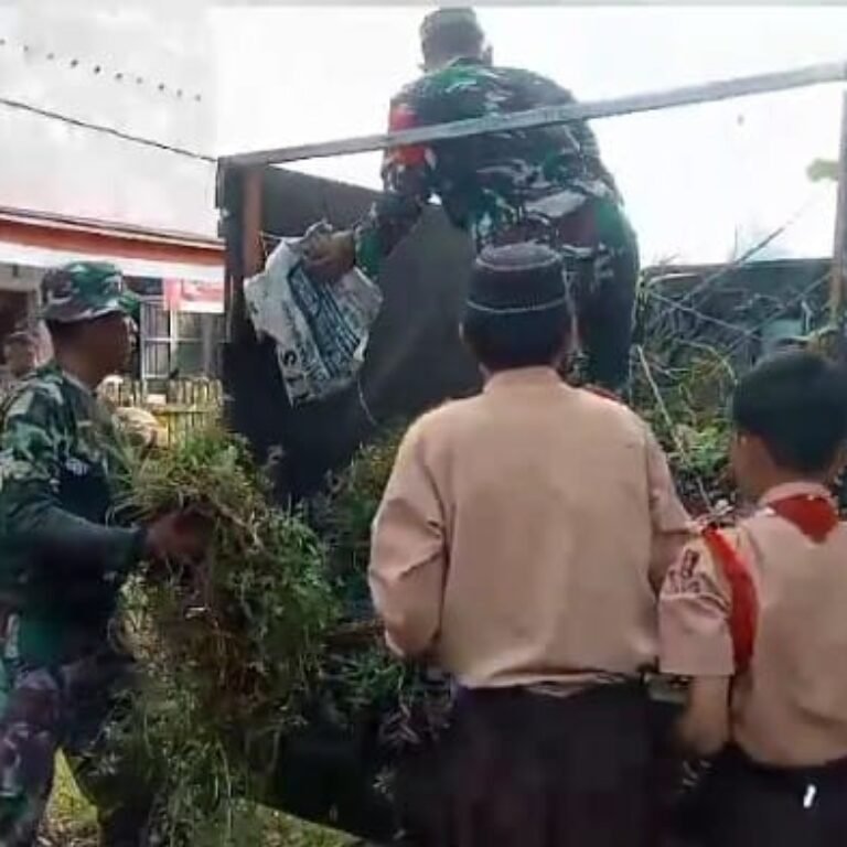 Jaga Wilayah Tetap Aman dan Sehat, Koramil 1005-01/Bakumpai Gelar Aksi Bersih dan Tanam Pohon