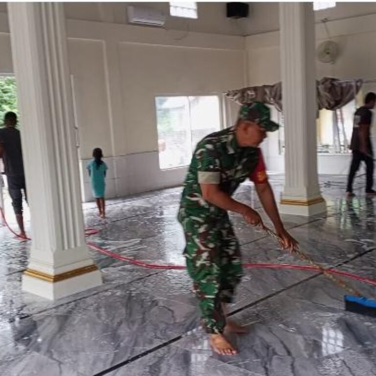 Babinsa Setia Bakti dan Warga Gelar Minggu Bersih Sambut Idul Adha 1447 H