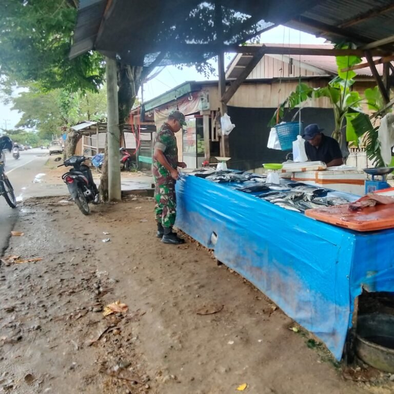 Babinsa Panga Komsos dengan Pedagang Ikan Bahas Dampak Cuaca terhadap Pasokan dan Harga Ikan