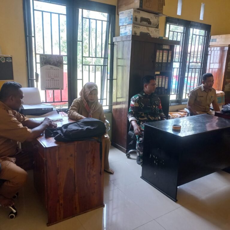 Pererat Silaturahmi, Babinsa Simpang Hilir Laksanakan Komsos Bersama Perangkat Desa Pemangkat