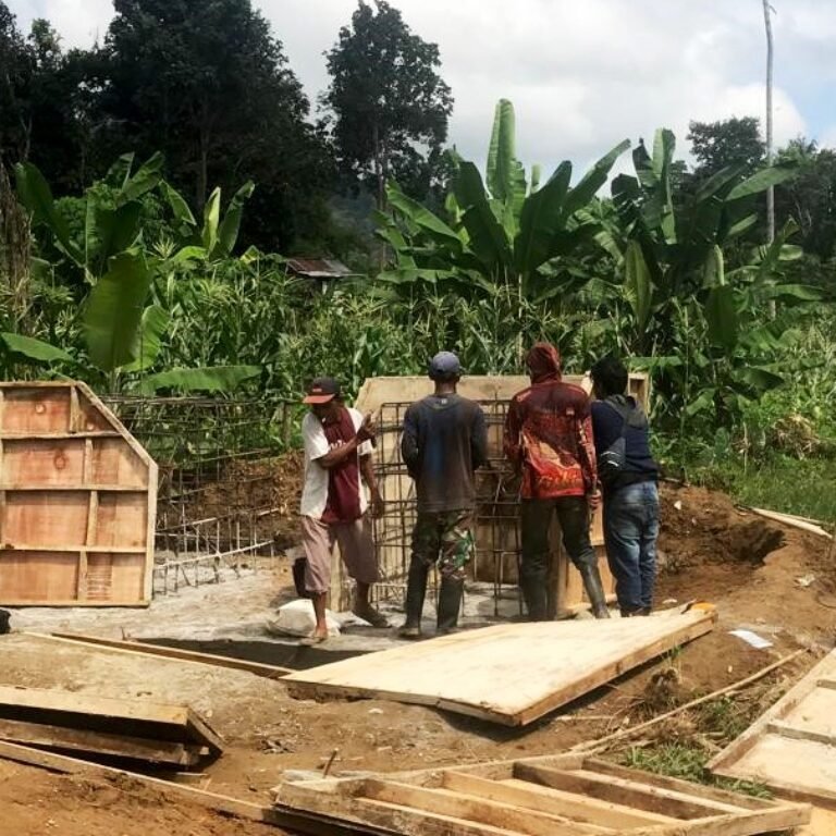 Kodim 1003/HSS Bersama Warga Cor Pondasi Jembatan Penghubung Antarwilayah di Loksado
