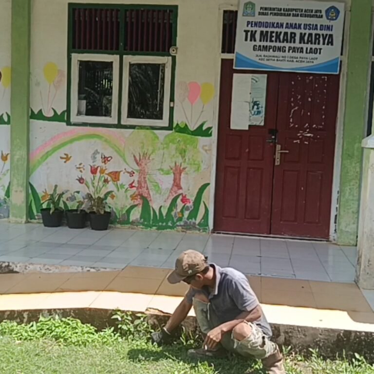Babinsa Setia Bakti Gelar Karya Bakti di TK Mekar Karya, Ciptakan Lingkungan Belajar Bersih dan Nyaman