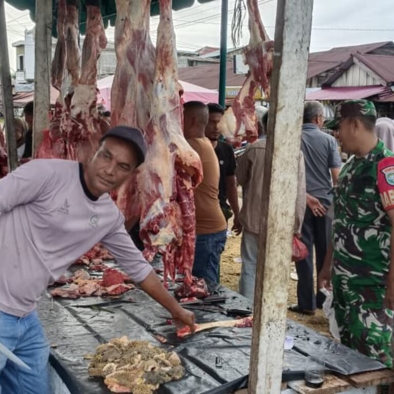 Babinsa Koramil 05/Panga Pantau Harga Daging dan Aktivitas Pasar Jelang Idul Adha 1447 H
