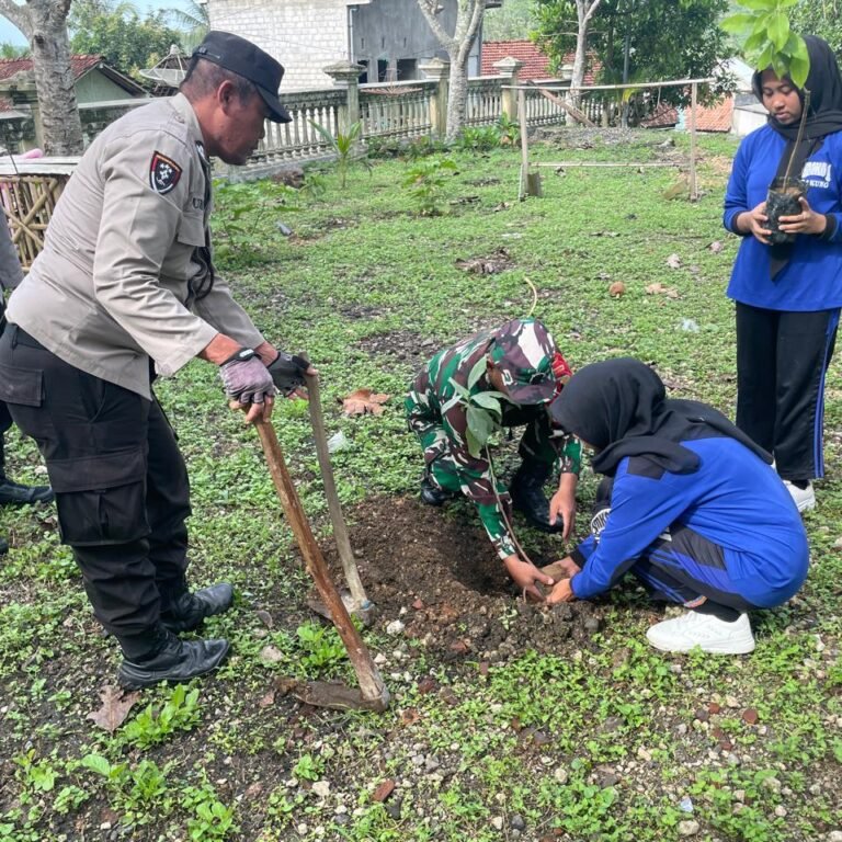 Aksi Tanam Pohon di Blitar Perkuat Edukasi Pelestarian Lingkungan