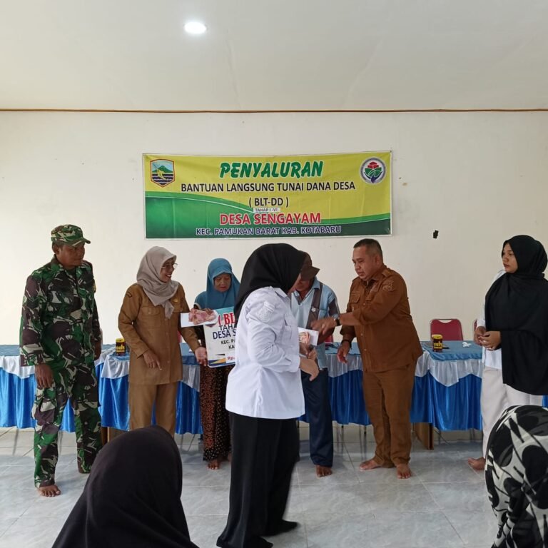 Warga Sengayam Terima Rapel BLT Dana Desa dengan Pengawalan Babinsa
