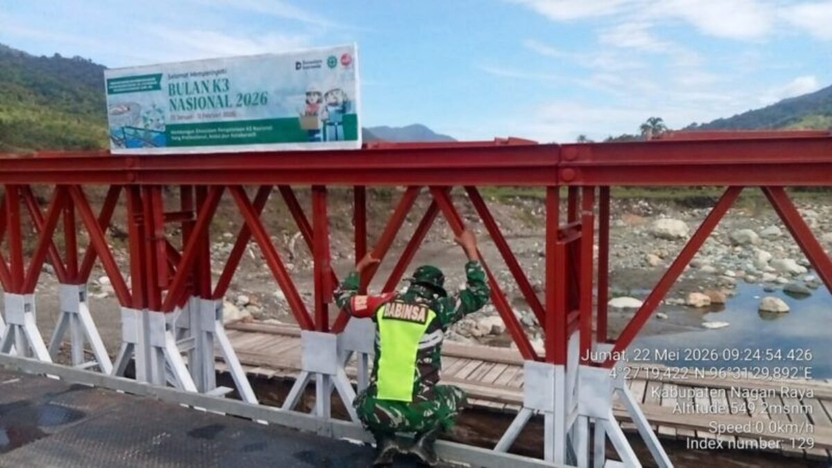 Pastikan Aman Dilalui, Babinsa Beutong Ateu Cek Infrastruktur Jembatan