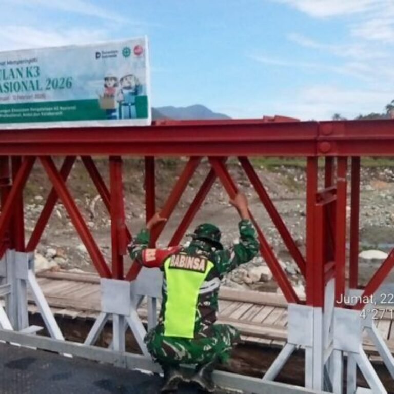 Pastikan Aman Dilalui, Babinsa Beutong Ateu Cek Infrastruktur Jembatan