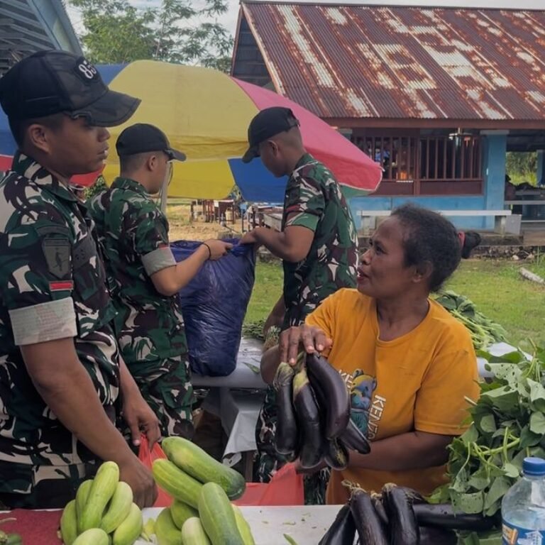 Yonif TP 859/RBK Dorong Perputaran Ekonomi Pasar Tradisional di Supiori