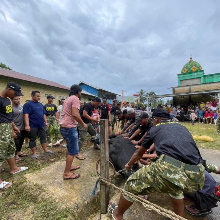 Momentum Kurban, TNI dan Masyarakat Supiori Pererat Persaudaraan dan Toleransi