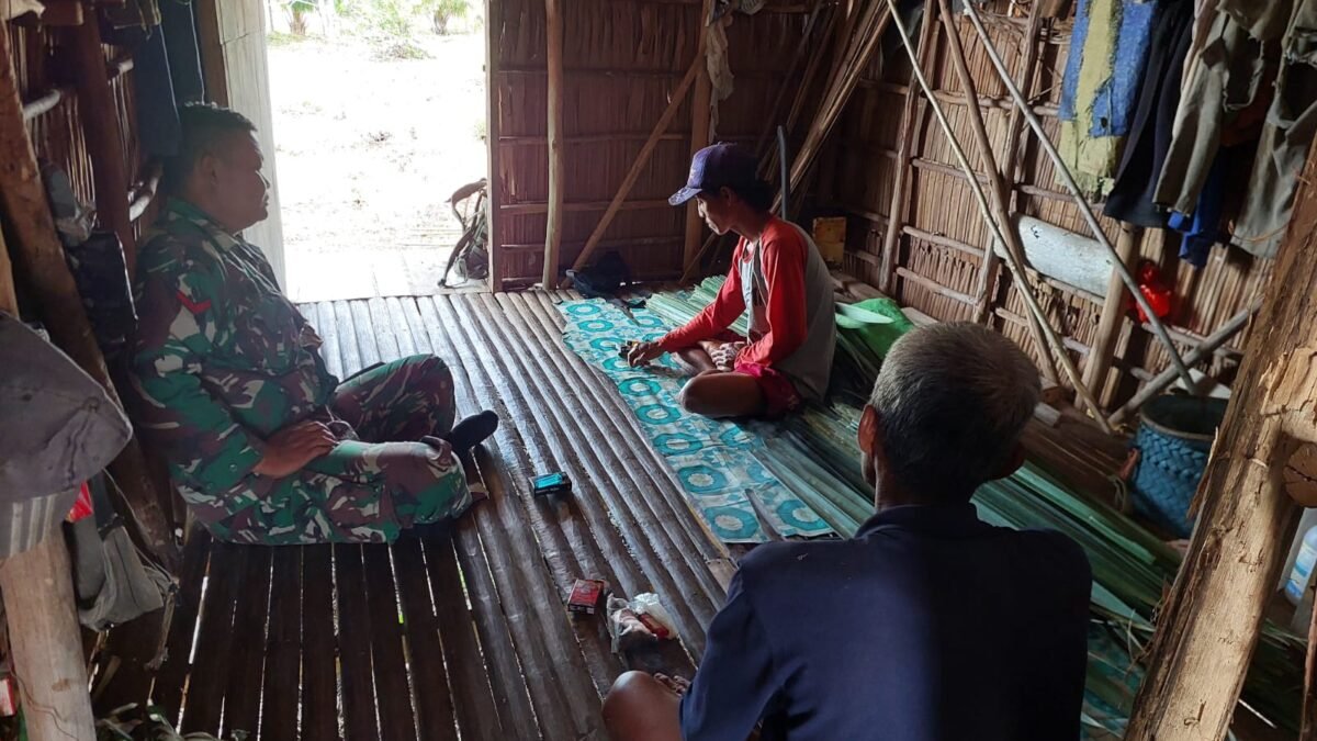 Pererat Silaturahmi, Babinsa Teluk Batang Gelar Komsos Bersama Warga Alur Bandung