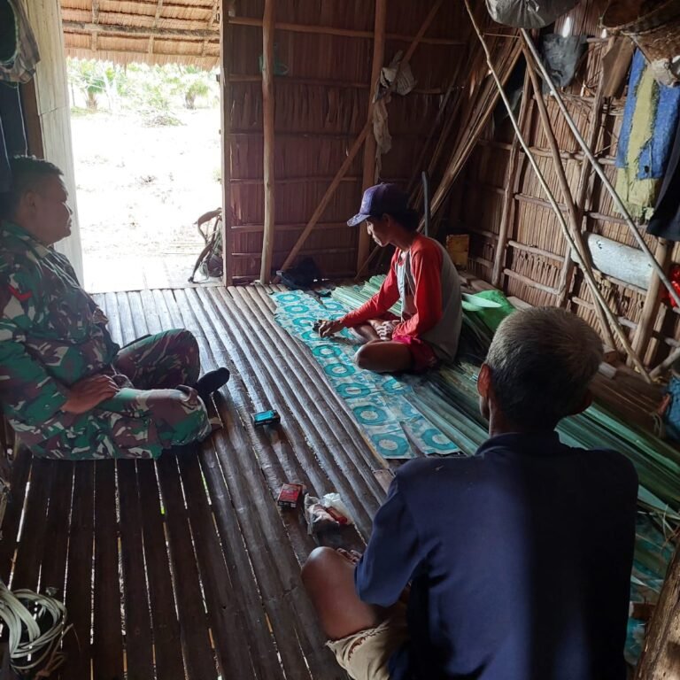Pererat Silaturahmi, Babinsa Teluk Batang Gelar Komsos Bersama Warga Alur Bandung