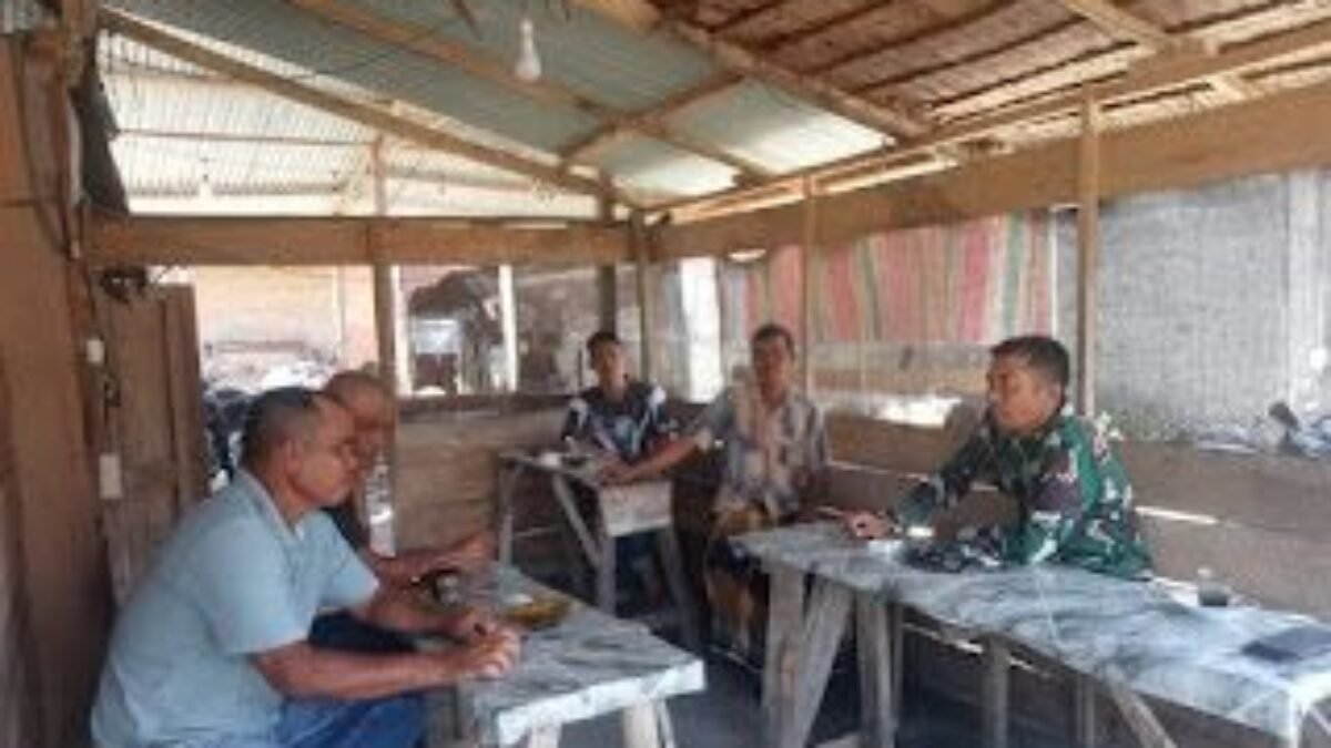 Babinsa Koramil 02/Seunagan Pererat Silaturahmi dengan Warga Melalui Komsos di Desa Nigan