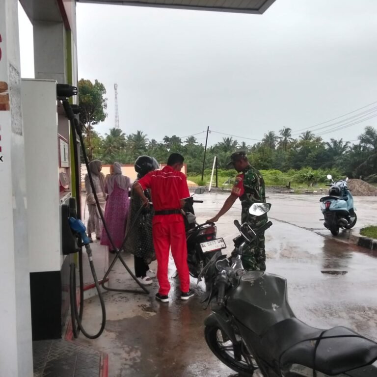 Babinsa Koramil 05/Panga Ingatkan Keselamatan Pengendara Saat Cuaca Ekstrem