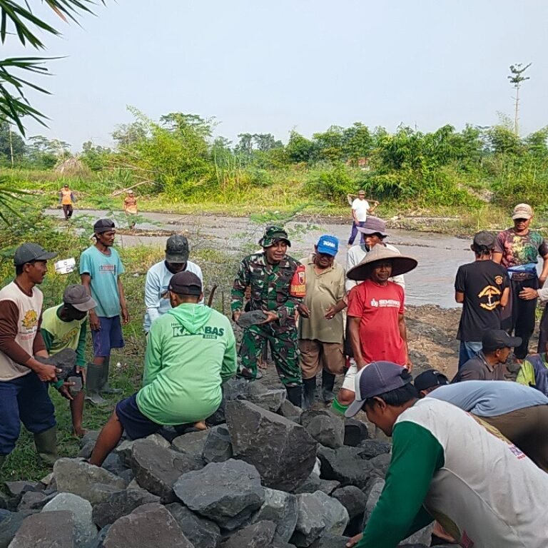Babinsa Talun Dampingi Warga Bersihkan Sungai untuk Kelancaran Irigasi