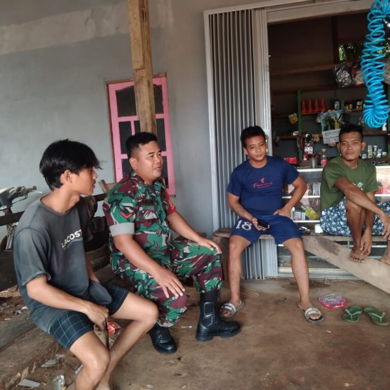 Jaga Kondusifitas Wilayah, Babinsa Simpang Hulu Laksanakan Komsos di Desa Kampar Sebomban