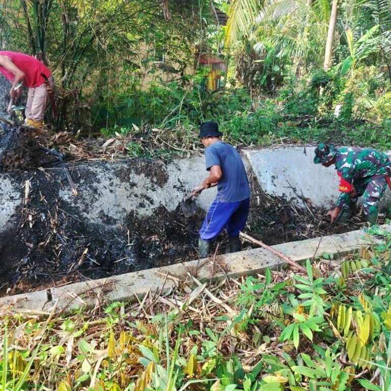 Bersihkan Saluran Irigasi, Babinsa Padang Batung Perkuat Ketahanan Pangan Nasional