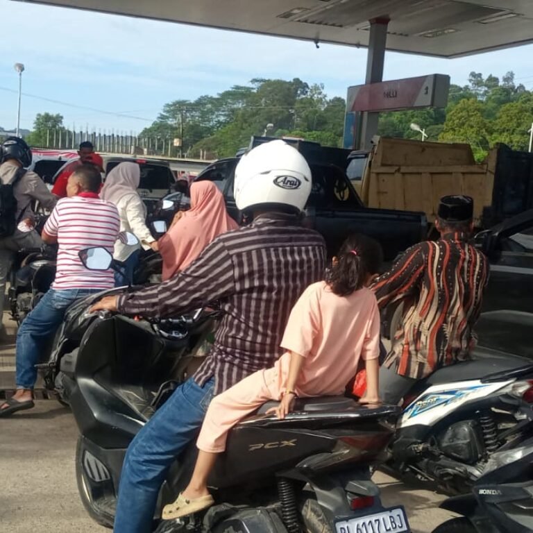Babinsa Jaya Laksanakan Pengamanan dan Monitoring SPBU Lamno Saat Idul Adha