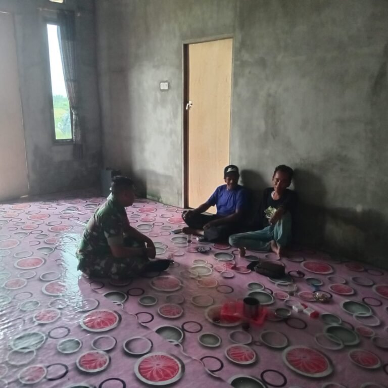 Pantau Kondisi Wilayah Binaan, Babinsa Matan Hilir Selatan Gelar Komunikasi Sosial