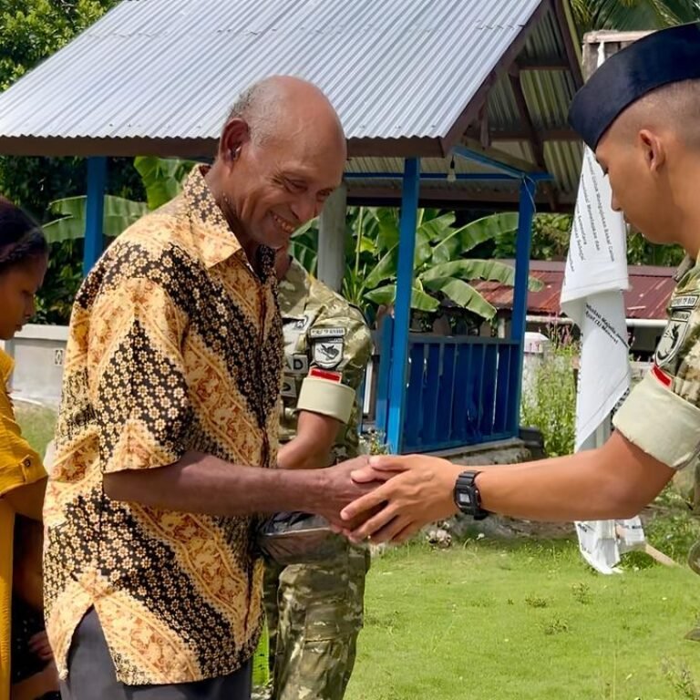 Kepedulian Prajurit Yonif TP 859/RBK Perkuat Toleransi dan Keharmonisan Masyarakat Supiori