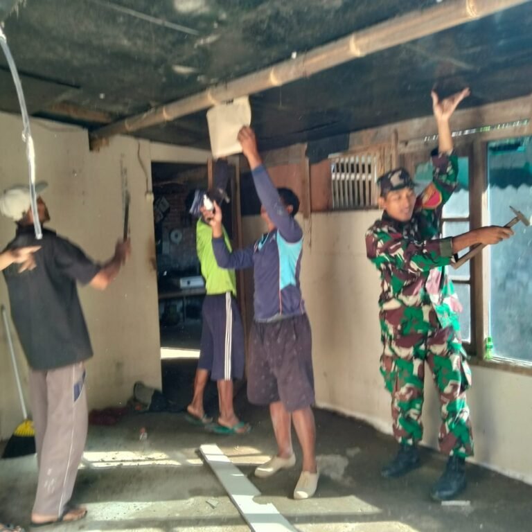 Kepedulian TNI untuk Rakyat, Babinsa Pakunden Bantu Perbaiki Rumah Warga