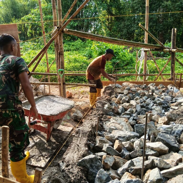 Gotong Royong TNI dan Warga Percepat Pembangunan Jembatan Gantung di Desa Lok Tunggul