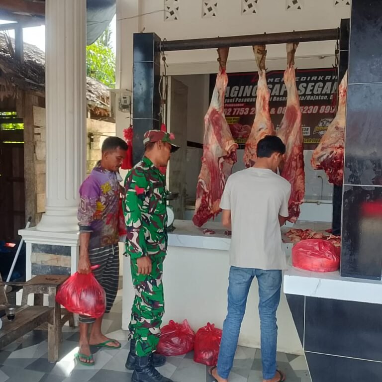Babinsa Koramil 05/Panga Serap Informasi Ekonomi Warga Melalui Komsos dengan Pedagang