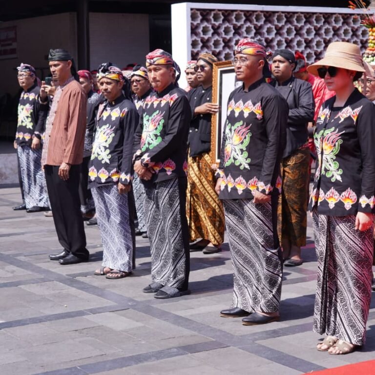 Kirab Gunungan Lima Meriahkan Peringatan Hari Lahir Pancasila di Kota Blitar