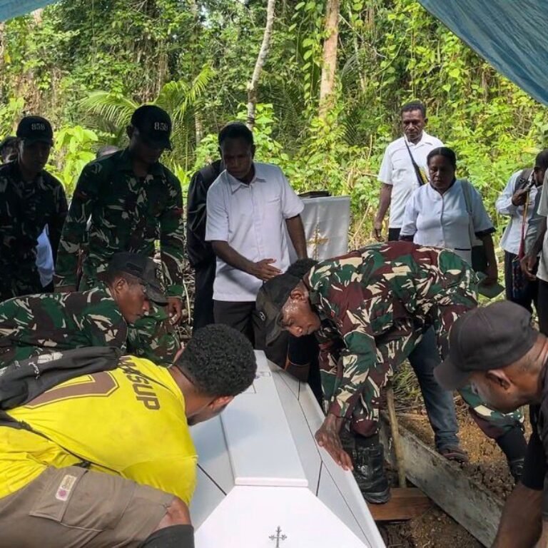 Prajurit Yonif TP 859/RBK Dampingi Pemakaman Jemaat GKI Alfa Omega Aminweri