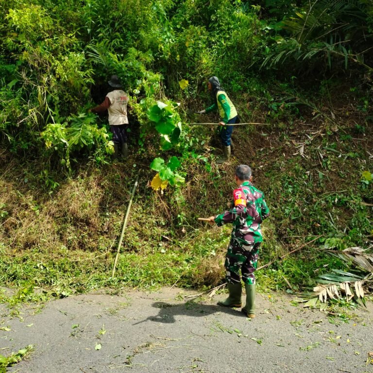 Kemanunggalan TNI-Rakyat Terlihat dalam Aksi Bersih Tebing Jalan di Blitar