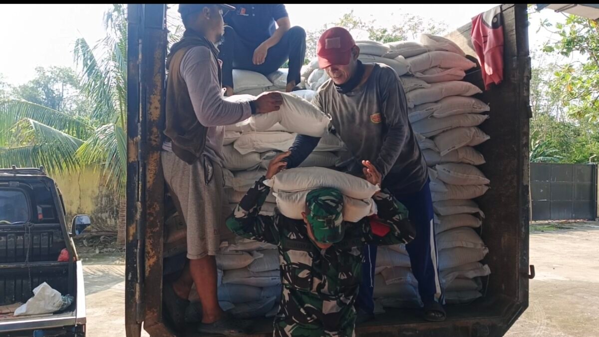 Babinsa Koramil Piani Dampingi Distribusi Bantuan Pangan untuk Perkuat Ketahanan Pangan
