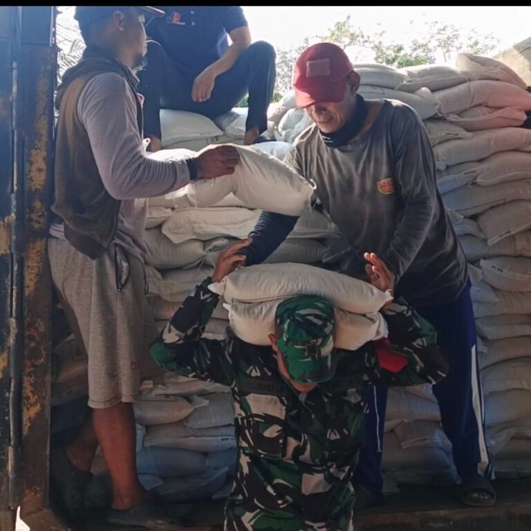 Babinsa Koramil Piani Dampingi Distribusi Bantuan Pangan untuk Perkuat Ketahanan Pangan