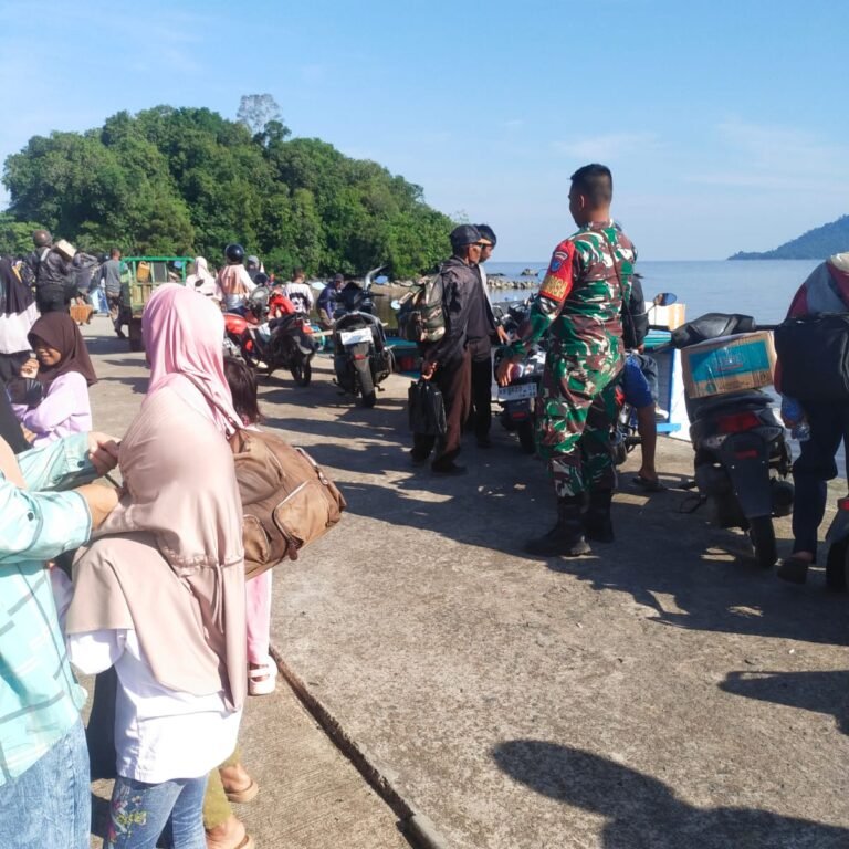 Jaga Keselamatan dan Kamtibmas, Babinsa Sukadana Gelar Komsos di Pelabuhan TPI Desa Sutra
