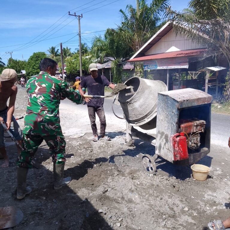 Babinsa Hadir di Tengah Masyarakat, Bantu Wujudkan Jalan Desa yang Lebih Baik