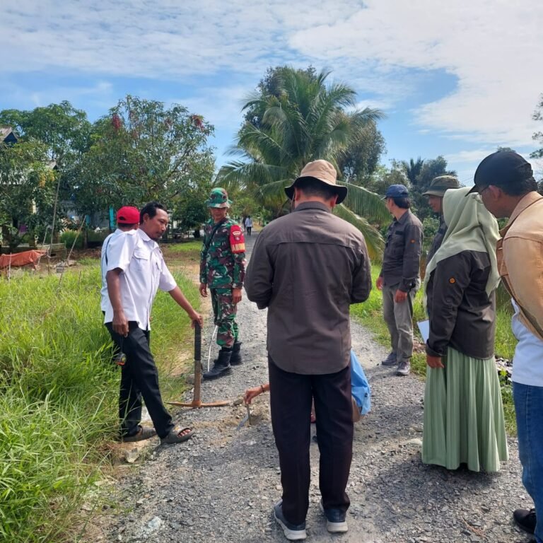 ‎Babinsa Koramil Mandastana Dampingi Sertifikasi Pembangunan Jalan Desa Puntik Tengah