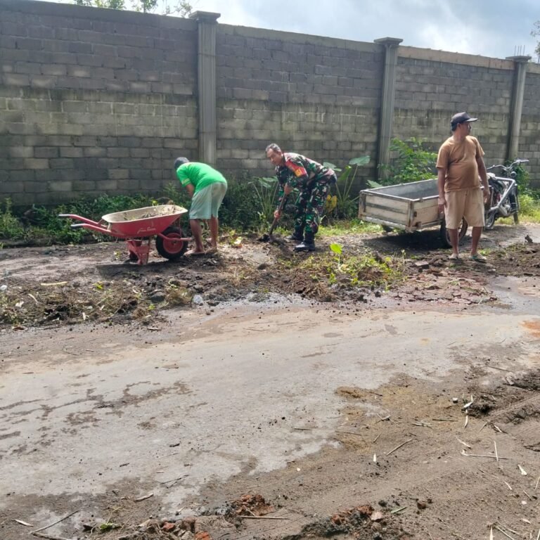 Babinsa dan Warga Bahu-Membahu Wujudkan Jalan Desa Aman, Bersih, dan Rapi