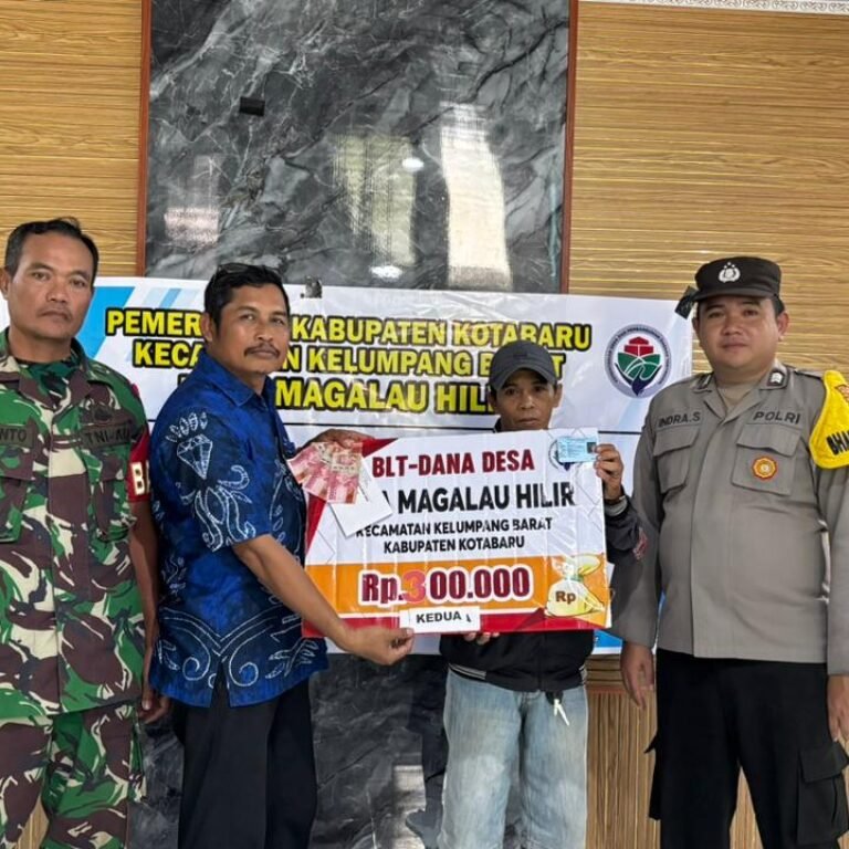 Penyaluran BLT Dana Desa di Magalau Hilir Berjalan Lancar dengan Pendampingan Babinsa
